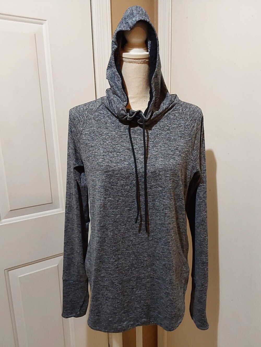 🌺 Like New Athleta Gray Hooded Pullover